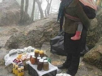 Imao je staru majku. Jedan dan, njegova supruga je napustila jelo i otišla u