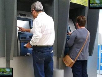 Proveo sam sat vremena u banci čekajući oca da prebaci neki novac. Nisam mogao da izdržim a da ne pitam: