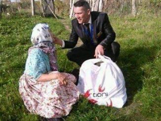 Na svojoj svadbi sin postavi svoju majku na čelo proslav