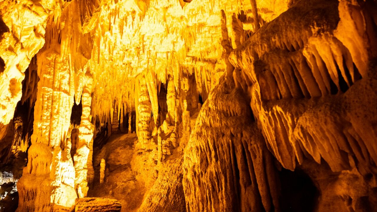 Kako nastaju stalaktiti i stalagmiti