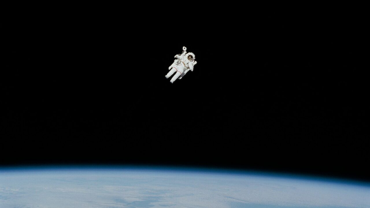 Zašto astronauti lebde