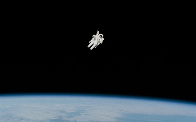 Zašto astronauti lebde